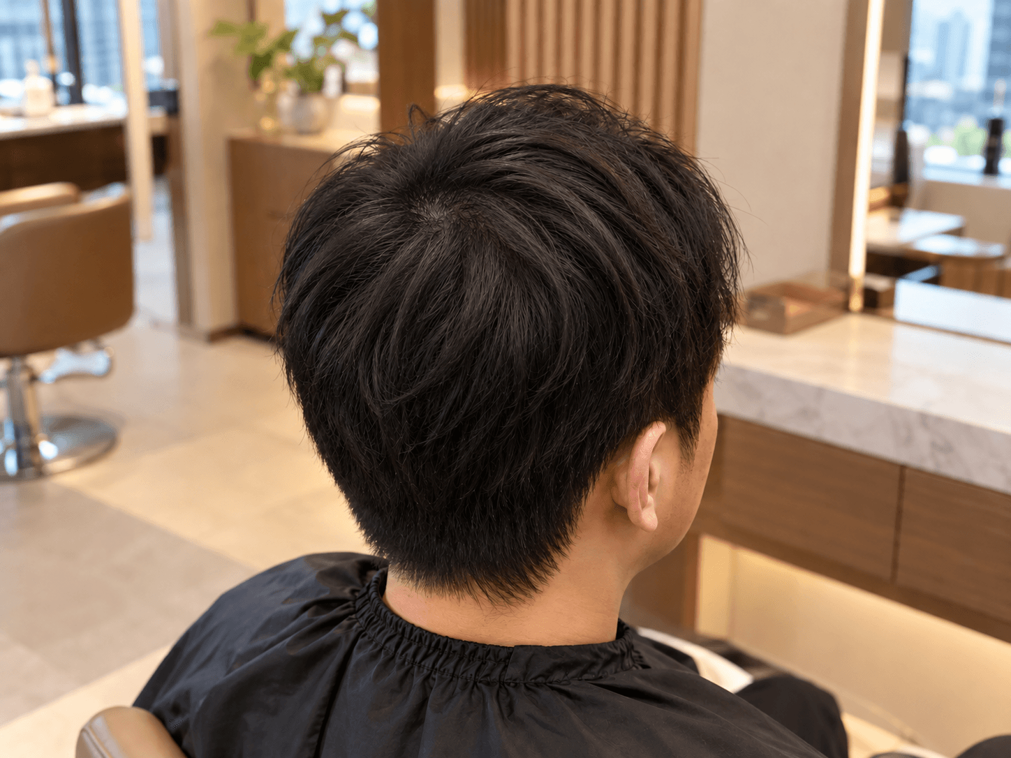 男士頭頂髮型整理後的自然立體髮流
